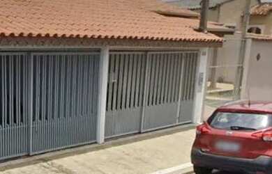 Imagem: A casa possui 3 Dormitórios, 2 Banheiros, 2 Vagas na garagem