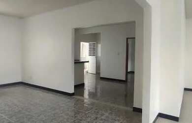 Imagem: A casa possui 3 Dormitórios, 4 Banheiros, 5 Vagas na garagem