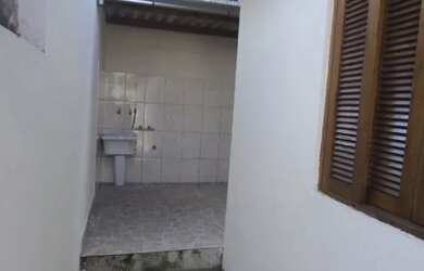 Imagem: A casa possui 2 Dormitórios, 1 Banheiro, 2 Vagas na garagem