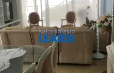 Imagem: A casa possui 4 Dormitórios, 5 Banheiros, 3 Vagas na garagem