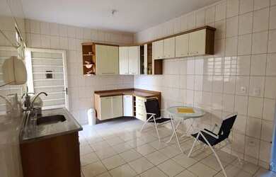 Imagem: A casa possui 3 Dormitórios, 1 Banheiro, 1 Vaga na garagem