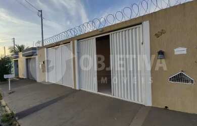 Imagem: A casa possui 3 Dormitórios, 2 Banheiros, 1 Vaga na garagem