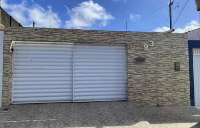 Imagem: A casa possui 3 Dormitórios, 2 Banheiros, 1 Vaga na garagem