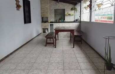 Imagem: A casa possui 4 Dormitórios, 5 Banheiros, 2 Vagas na garagem