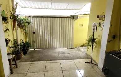 Imagem: A casa possui 2 Dormitórios, 1 Banheiro, 1 Vaga na garagem