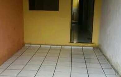 Imagem: A casa possui 1 Dormitório, 1 Banheiro, 1 Vaga na garagem e