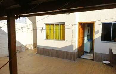 Imagem: A casa possui 2 Dormitórios, 1 Banheiro, 1 Vaga na garagem