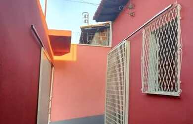 Imagem: A casa possui 3 Dormitórios, 1 Banheiro, 1 Vaga na garagem