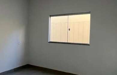 Imagem: A casa possui 2 Dormitórios, 1 Banheiro, 2 Vagas na garagem