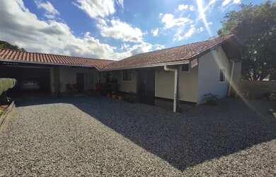 Imagem: A casa possui 5 Dormitórios, 2 Banheiros, 1 Vaga na garagem