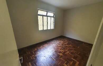 Imagem: O apartamento possui 3 Dormitórios, 1 Banheiro, 1 Vaga na garagem