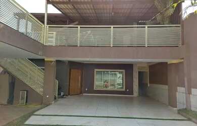 Imagem: A casa possui 3 Dormitórios, 4 Banheiros, 5 Vagas na garagem