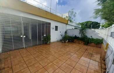 Imagem: A casa possui 4 Dormitórios, 4 Banheiros, 3 Vagas na garagem