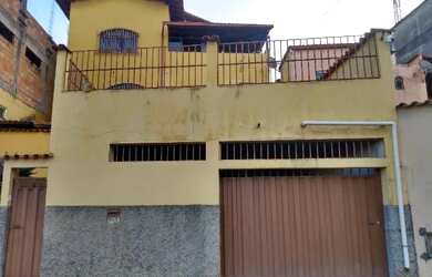 Imagem: A casa possui 3 Dormitórios, 2 Banheiros, 2 Vagas na garagem