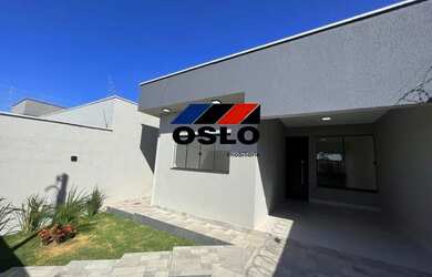 Imagem: A casa possui 3 Dormitórios, 2 Banheiros, 2 Vagas na garagem