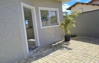 Imagem: A casa possui 3 Dormitórios, 2 Banheiros, 2 Vagas na garagem