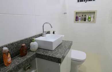 Imagem: A casa possui 3 Dormitórios, 2 Banheiros, 90m² de Área e