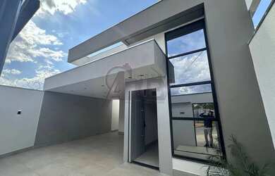 Imagem: A casa possui 3 Dormitórios, 3 Banheiros, 2 Vagas na garagem