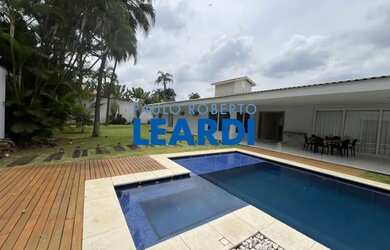 Imagem: A casa possui 4 Dormitórios, 5 Banheiros, 5 Vagas na garagem