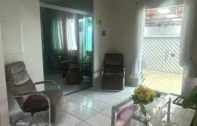 Imagem: A casa possui 3 Dormitórios, 4 Banheiros, 2 Vagas na garagem