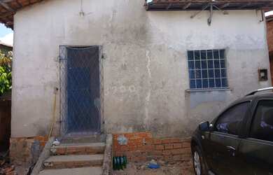 Imagem: A casa possui 3 Dormitórios, 1 Banheiro, 1 Vaga na garagem