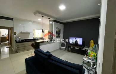 Imagem: A casa possui 2 Dormitórios, 2 Banheiros, 2 Vagas na garagem