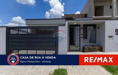 Imagem: A casa possui 3 Dormitórios, 3 Banheiros, 2 Vagas na garagem