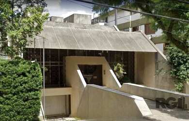 Imagem: A casa possui 4 Dormitórios, 5 Banheiros, 3 Vagas na garagem