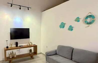 Imagem: A casa possui 2 Dormitórios, Acomodam 5 pessoas e está localizado