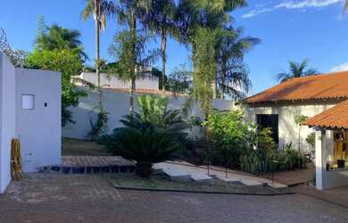 Imagem: A casa possui 3 Dormitórios, 4 Banheiros, 5 Vagas na garagem