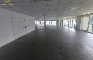 Imagem: O depósito possui 5 Vagas na garagem e 1300m² de Área e está