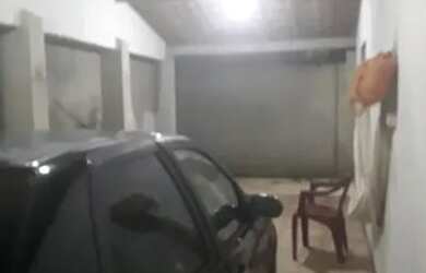 Imagem: A casa possui 2 Dormitórios, 1 Banheiro, 2 Vagas na garagem