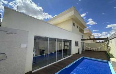 Imagem: A casa possui 4 Dormitórios, 5 Banheiros, 2 Vagas na garagem