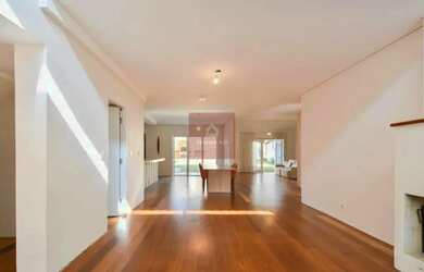 Imagem: A casa possui 5 Dormitórios, 5 Banheiros, 3 Vagas na garagem