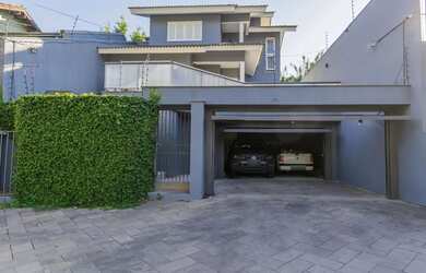 Imagem: A casa possui 4 Dormitórios, 4 Banheiros, 4 Vagas na garagem