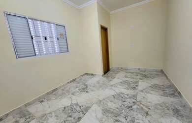 Imagem: A casa possui 2 Dormitórios, 1 Banheiro, 2 Vagas na garagem