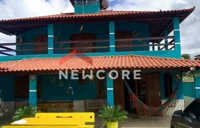 Imagem: A casa possui 4 Dormitórios, 2 Banheiros, 4 Vagas na garagem