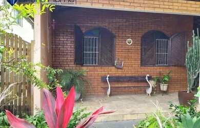 Imagem: A casa possui 3 Dormitórios, 2 Banheiros, 2 Vagas na garagem