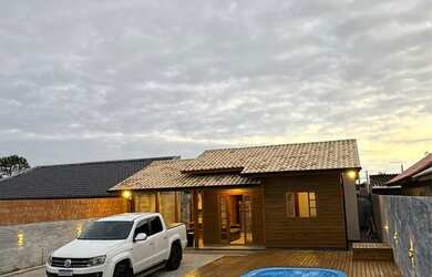 Imagem: A casa e possui 2 Dormitórios, 2 Banheiros, 1 Vaga na garagem