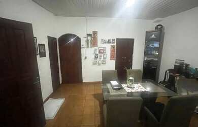 Imagem: A casa possui 3 Dormitórios, 2 Banheiros, 4 Vagas na garagem