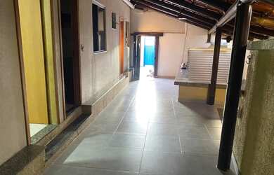 Imagem: A casa possui 3 Dormitórios, 2 Banheiros, 1 Vaga na garagem