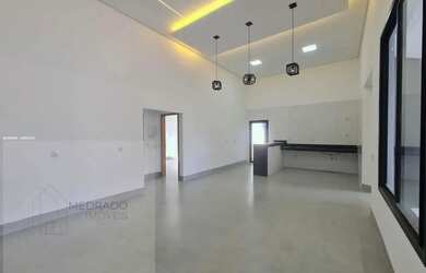 Imagem: A casa possui 3 Dormitórios, 3 Banheiros, 4 Vagas na garagem