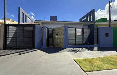 Imagem: A casa possui 3 Dormitórios, 2 Banheiros, 1 Vaga na garagem