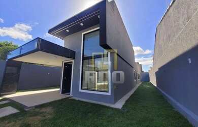 Imagem: A casa possui 3 Dormitórios, 2 Banheiros, 3 Vagas na garagem