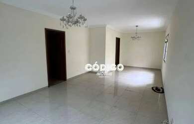 Imagem: A casa possui 3 Dormitórios, 2 Banheiros, 4 Vagas na garagem