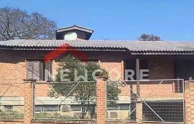 Imagem: A casa possui 5 Dormitórios, 3 Banheiros, 4 Vagas na garagem