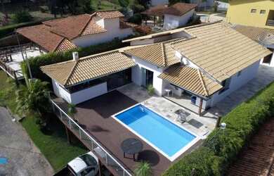 Imagem: A casa possui 5 Dormitórios e está localizado em Capitólio