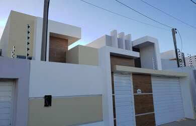 Imagem: A casa possui 3 Dormitórios, 2 Vagas na garagem, 110m² de