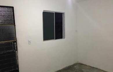 Imagem: A casa possui 1 Dormitório, 1 Banheiro e 1 Vaga na garagem