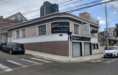 Imagem: A casa possui 2 Banheiros, 4 Vagas na garagem, 296m² de Área